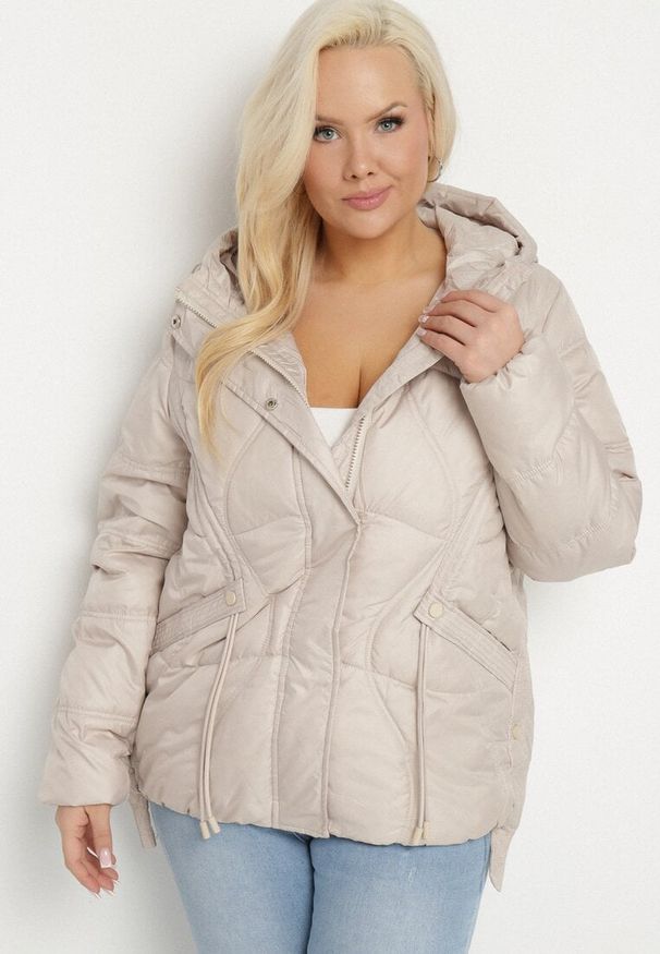 Born2be - Beżowa Kurtka Pikowana z Nieodpinanym Kapturem i Kieszeniami Annitte. Okazja: na co dzień. Kolekcja: plus size. Kolor: beżowy. Materiał: jeans. Styl: casual