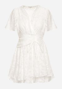 Born2be - Biała Sukienka o Rozkloszowanym Kroju z Dekoltem Zapinanym na Napy Uzimira. Okazja: do pracy. Typ kołnierza: dekolt w kształcie V. Kolor: biały. Styl: klasyczny #3