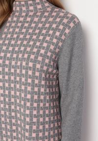 Born2be - Ciemnoszara Sukienka o Pudełkowym Kroju z Półgolfem i Geometrycznym Wzorem Karbisa. Kolor: szary. Wzór: geometria. Styl: klasyczny #5