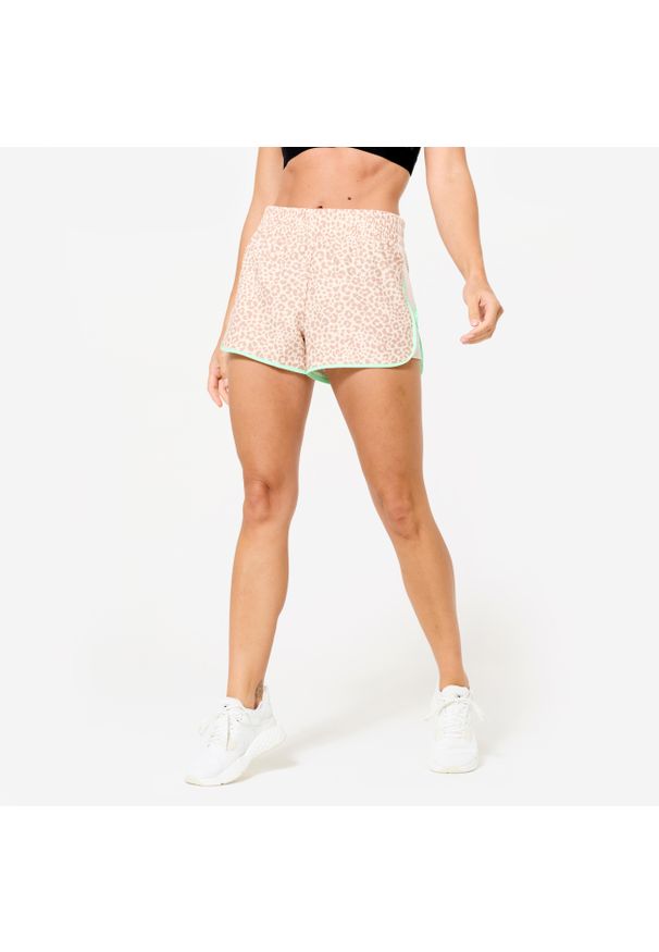 DOMYOS - Spodenki fitness damskie Domyos wzór w panterkę. Kolor: wielokolorowy, beżowy, zielony. Materiał: poliester, materiał. Wzór: motyw zwierzęcy. Sport: fitness