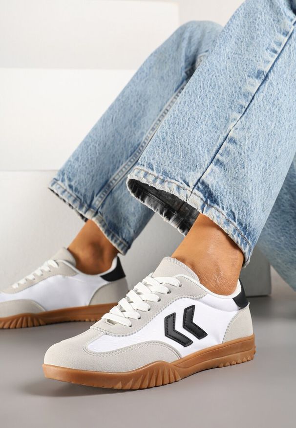 Renee - Białe Sneakersy Typu Kultowe Tenisówki Zdobione Przeszyciami Naporae. Okazja: na co dzień. Kolor: biały. Materiał: jeans. Szerokość cholewki: normalna. Wzór: aplikacja. Obcas: na płaskiej podeszwie