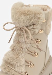 Renee - Ciemnobeżowe Trapery w Casualowym Stylu z Futerkowym Zdobieniem na Języku Taniapea. Okazja: na co dzień. Zapięcie: sznurówki. Kolor: beżowy. Materiał: jeans, puch. Szerokość cholewki: normalna. Wzór: aplikacja. Styl: klasyczny, casual, street #6