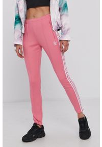 adidas Originals - Spodnie. Kolor: różowy. Materiał: materiał, dzianina. Wzór: aplikacja #1