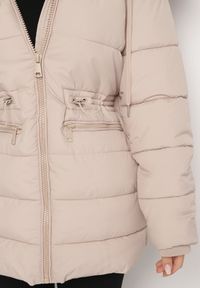 Born2be - Beżowa Pikowana Długa Kurtka z Kapturem Futerkiem i Ściągaczem w Talii Zaisha. Okazja: na co dzień. Typ kołnierza: kaptur. Kolor: beżowy. Materiał: futro. Długość: długie. Styl: casual, elegancki #2