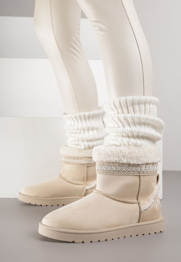 Born2be - Beżowe Wsuwane Śniegowce Zdobione Futrem i Haftem Mevittia. Okazja: na co dzień. Zapięcie: bez zapięcia. Kolor: beżowy. Materiał: futro. Wzór: aplikacja, haft. Sezon: zima. Styl: casual, elegancki