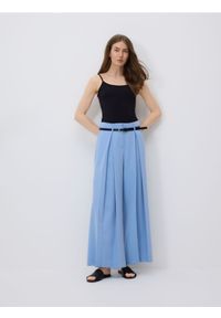 Reserved - Spodnie z zakładkami - jasnoniebieski. Kolor: niebieski. Materiał: wiskoza, tkanina #1