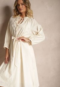 Renee - Beżowa Sukienka z Paskiem Boho z Bawełny Zdobiona Haftem Gonalin. Okazja: na co dzień. Typ kołnierza: dekolt w serek. Kolor: beżowy. Materiał: bawełna. Długość rękawa: na ramiączkach. Wzór: aplikacja, haft. Typ sukienki: proste. Styl: boho
