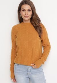 Born2be - Brązowy Sweter o Warkoczowym Splocie z Okrągłym Dekoltem Selinera. Kolor: brązowy. Materiał: dzianina. Wzór: ze splotem. Styl: klasyczny