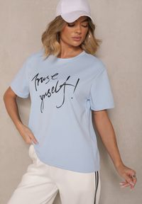 Renee - Jasnoniebieski T-shirt Zdobiony Napisem z Brokatem Tezilea. Okazja: na spacer. Kolor: niebieski. Materiał: jeans. Wzór: napisy, aplikacja #4