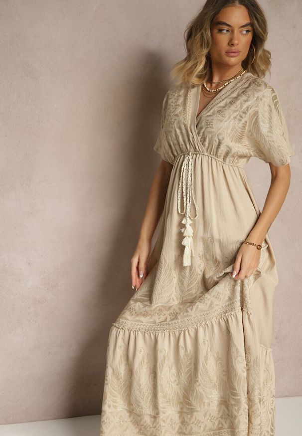 Renee - Beżowa Wiskozowa Sukienka Boho o Kopertowym Kroju z Metalicznym Haftem Redeselle. Okazja: na co dzień. Typ kołnierza: dekolt w serek. Kolor: beżowy. Materiał: wiskoza. Wzór: haft. Typ sukienki: kopertowe. Styl: boho