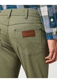 Wrangler - WRANGLER MĘSKIE SPODNIE MATERIAŁOWE LARSTON DUSTY OLIVE 112356816 W18S014024. Okazja: na co dzień. Stan: obniżony. Materiał: materiał. Styl: klasyczny, casual #5