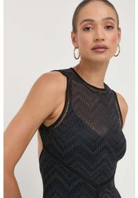 Guess sukienka kolor czarny maxi prosta. Okazja: na co dzień. Kolor: czarny. Długość rękawa: na ramiączkach. Typ sukienki: proste. Styl: casual. Długość: maxi #4