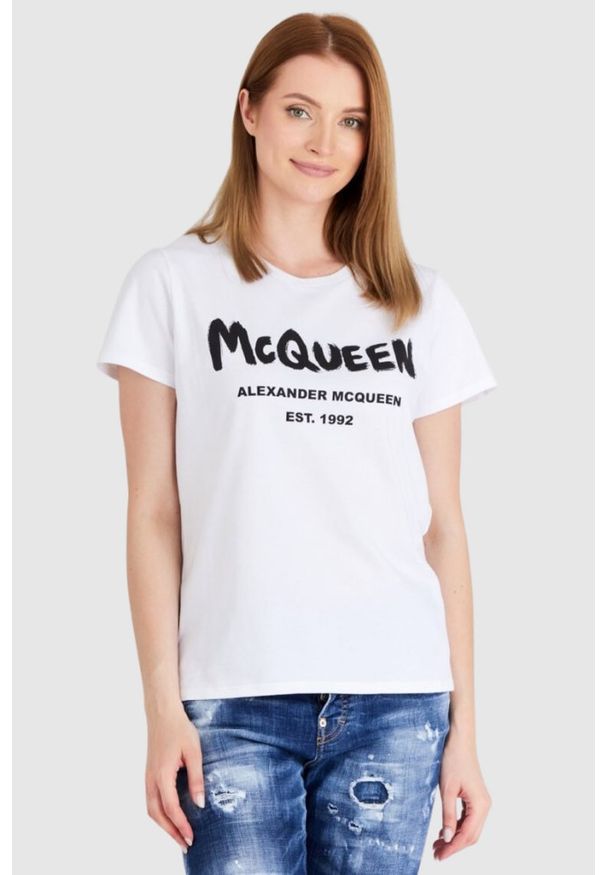 Alexander McQueen - ALEXANDER MCQUEEN Biały t-shirt damski z logo. Kolor: biały. Materiał: bawełna. Wzór: nadruk
