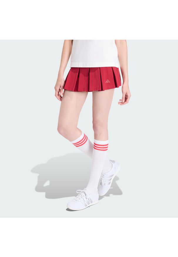 Adidas - adidas Spódnica plisowana Seasonal Essentials Colorpop KD3372 Czerwony Loose Fit. Kolor: czerwony. Materiał: bawełna
