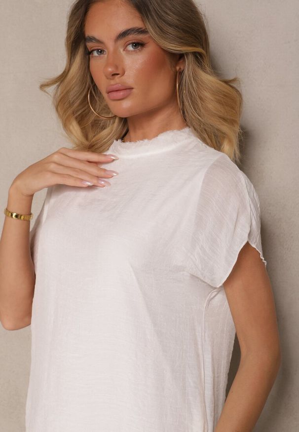 Renee - Biała Sukienka o Pudełkowym Kroju z Wiązaniem Napalea. Okazja: na co dzień. Typ kołnierza: dekolt w serek. Kolor: biały. Materiał: skóra. Typ sukienki: proste. Styl: casual