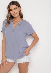 Born2be - Niebieska Wiskozowa Bluzka z Trójkątnym Dekoltem Adnoria. Okazja: na spotkanie biznesowe, do pracy. Kolor: niebieski. Materiał: wiskoza. Styl: biznesowy, elegancki