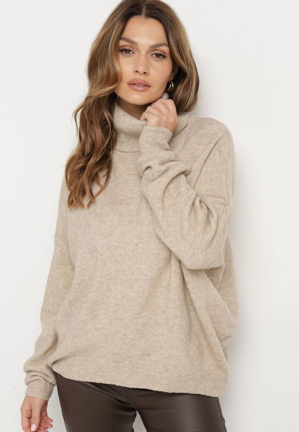 Born2be - Beżowy Golf z Wełną i Wiskozą o Prostym Kroju Elrinnis. Okazja: na co dzień. Typ kołnierza: golf. Kolor: beżowy. Materiał: wiskoza, wełna. Długość rękawa: długi rękaw. Długość: długie. Styl: casual, elegancki