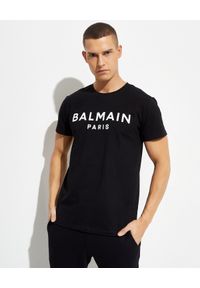 Balmain - BALMAIN - Czarna koszulka z nadrukiem logo. Kolor: czarny. Materiał: bawełna. Wzór: nadruk. Styl: klasyczny
