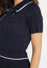 Born2be - Granatowy Komplet ze Sweterkiem z Odpinaną Kokardką i Spódniczką w Stylu Mundurka Jorilne. Kolor: niebieski. Materiał: materiał