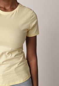 Born2be - Żółty Bawełniany T-shirt w Klasycznym Stylu Nedila. Kolor: żółty. Materiał: bawełna. Długość: długie. Styl: klasyczny #4