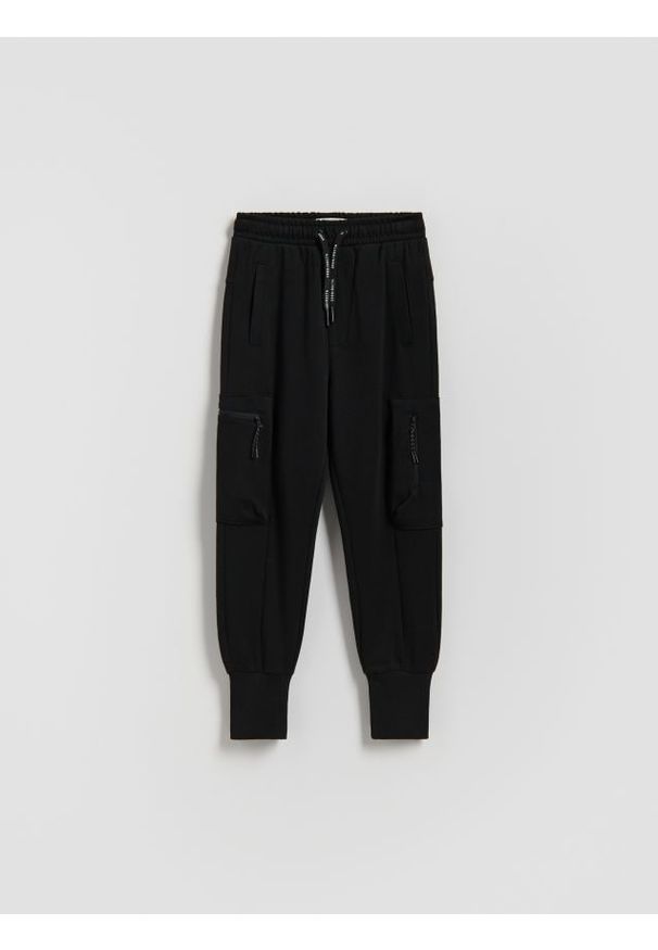 Reserved - Joggery cargo z kieszeniami - czarny. Kolor: czarny. Materiał: bawełna, dresówka, dzianina
