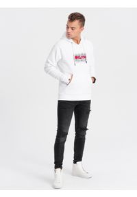 Ombre Clothing - Męska klasyczna bluza kangurka z nadrukiem - biała V1. Typ kołnierza: kaptur. Kolor: biały. Materiał: poliester, bawełna. Wzór: nadruk. Styl: klasyczny #6