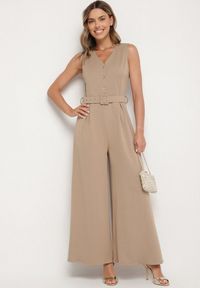 Born2be - Ciemnobeżowy Taliowany Kombinezon z Wiskozą Ozdobiony Paskiem Ralinelle. Okazja: na imprezę. Kolor: beżowy. Materiał: wiskoza. Wzór: aplikacja. Styl: klasyczny, elegancki #4