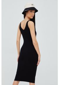 Vero Moda sukienka kolor czarny mini dopasowana. Kolor: czarny. Materiał: dzianina, materiał, włókno. Długość rękawa: na ramiączkach. Wzór: gładki. Typ sukienki: dopasowane. Długość: mini