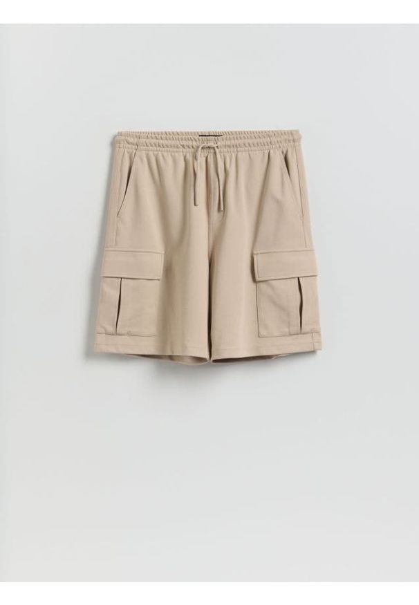 Reserved - Szorty cargo - beżowy. Kolor: beżowy. Materiał: bawełna, dzianina