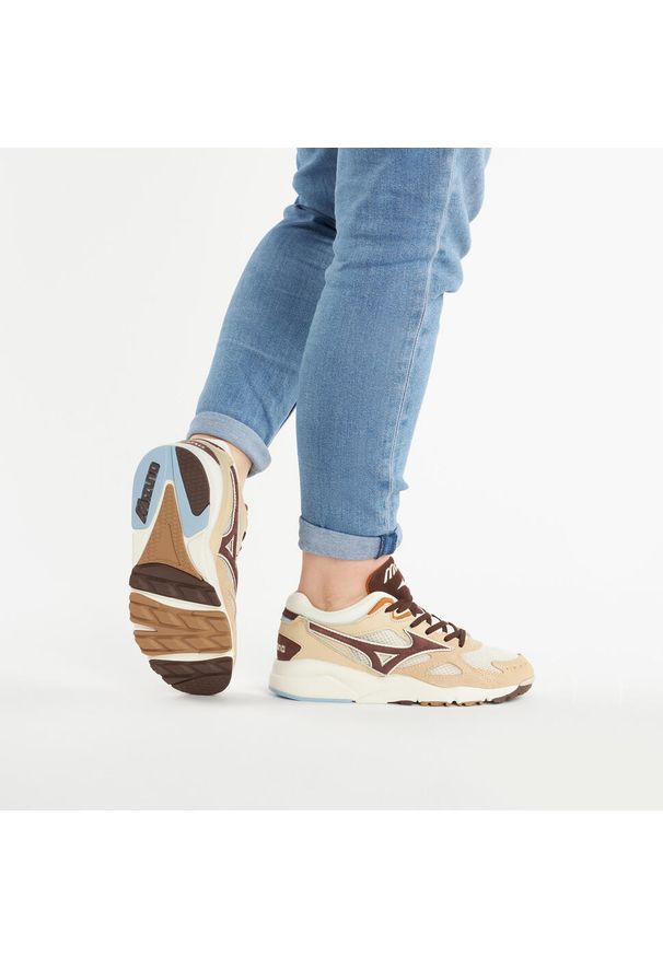 Buty Mizuno Sky Medal S. Kolor: beżowy. Styl: sportowy. Sport: turystyka piesza