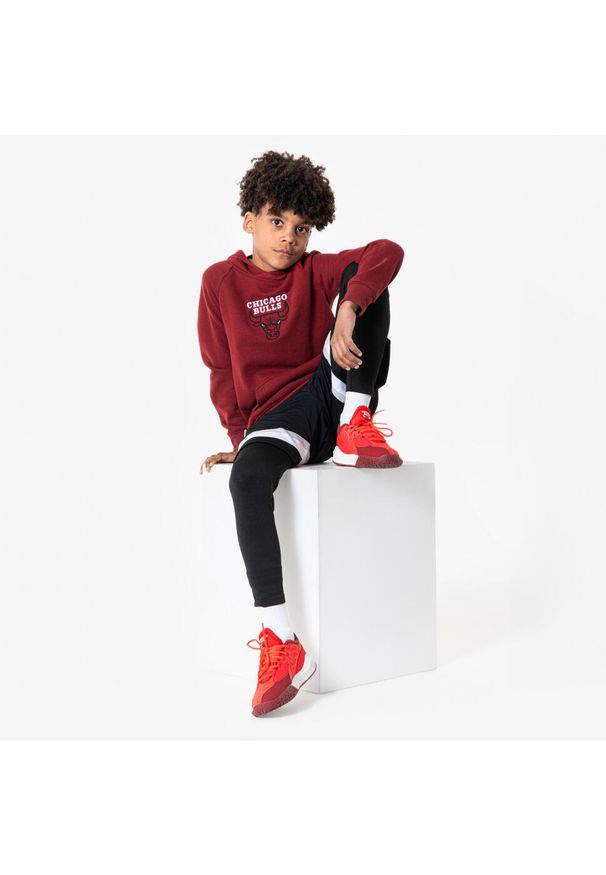 TARMAK - Bluza z kapturem do koszykówki dla dzieci Tarmak NBA 900 Chicago Bulls. Typ kołnierza: kaptur. Kolor: czerwony. Materiał: tkanina, materiał. Sport: koszykówka