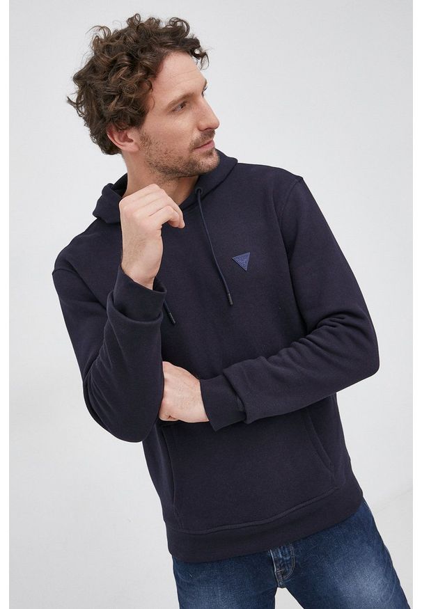 Guess Bluza męska kolor granatowy z kapturem melanżowa. Okazja: na co dzień. Typ kołnierza: kaptur. Kolor: niebieski. Materiał: bawełna. Wzór: melanż. Styl: casual
