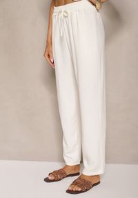 Renee - Jasnobeżowe Spodnie High Waist ze Ściągaczem w Talii i Prostą Nogawką Savonne. Okazja: na co dzień. Stan: podwyższony. Kolor: beżowy. Styl: casual, elegancki
