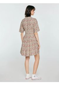 Big-Star - Sukienka damska mini z wiskozy z nadrukiem kremowa Viana 103. Typ kołnierza: kołnierzyk stójkowy. Kolor: kremowy. Materiał: wiskoza. Długość rękawa: krótki rękaw. Wzór: nadruk. Długość: mini #5