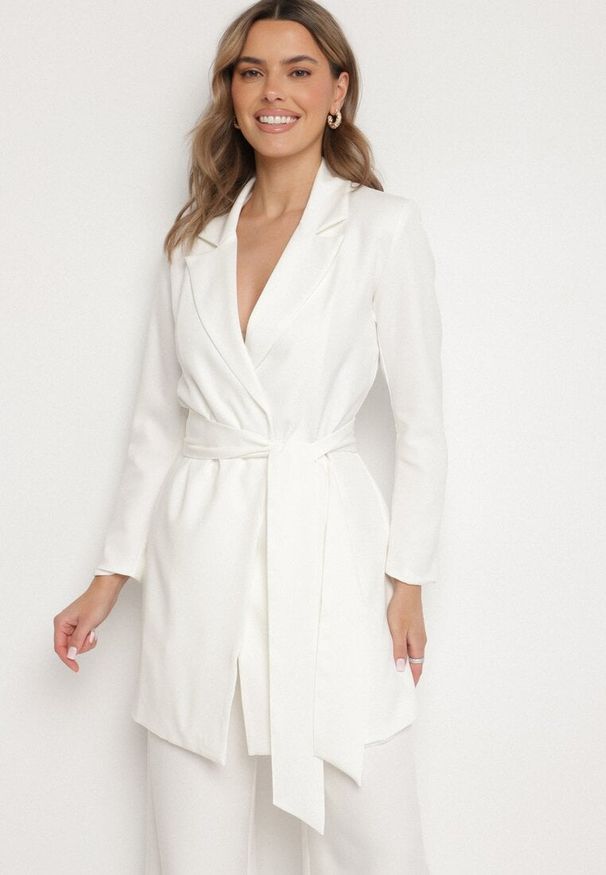Born2be - Biała Marynarka Sukienkowa z Paskiem i Usztywnionymi Ramionami Etinella. Okazja: na co dzień. Kolor: biały. Materiał: jeans. Styl: casual, klasyczny
