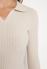 Born2be - Beżowa Dopasowana Sukienka Sweterkowa z Modalem i Wiskozą Ozdobiona Kołnierzykiem Seanelora. Kolor: beżowy. Materiał: wiskoza. Długość rękawa: długi rękaw. Wzór: aplikacja. Długość: midi #7