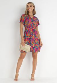 Born2be - Różowo-Granatowa Sukienka Mini z Szeroką Gumką w Talii i Kopertowym Dekoltem Nevun. Typ kołnierza: dekolt kopertowy. Kolor: różowy. Materiał: wiskoza. Wzór: kwiaty, aplikacja, kolorowy. Sezon: lato. Typ sukienki: kopertowe. Długość: mini #5