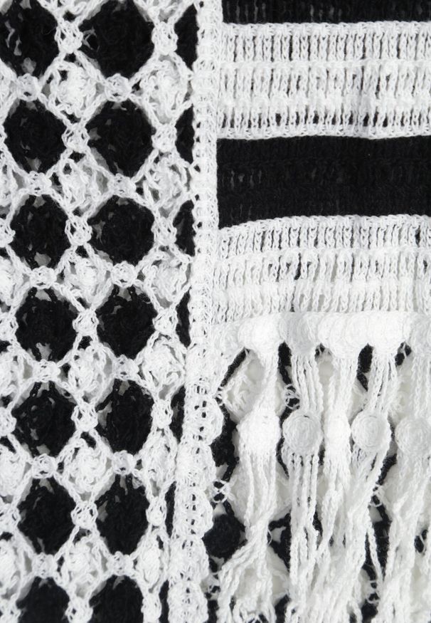 Born2be - Biało-Czarna Dopasowana Sukienka z Bawełny o Ażurowym Wykończeniu bez Rękawów Balmalia. Okazja: na co dzień, na imprezę. Kolor: biały. Materiał: bawełna. Długość rękawa: bez rękawów. Wzór: ażurowy. Typ sukienki: proste, dopasowane. Styl: elegancki, wakacyjny, casual, wizytowy