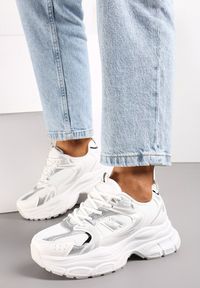 Renee - Białe Sneakersy na Grubej Podeszwie z Ozdobną Naszywką Svante. Kolor: biały. Materiał: jeans, dresówka. Wzór: aplikacja #2