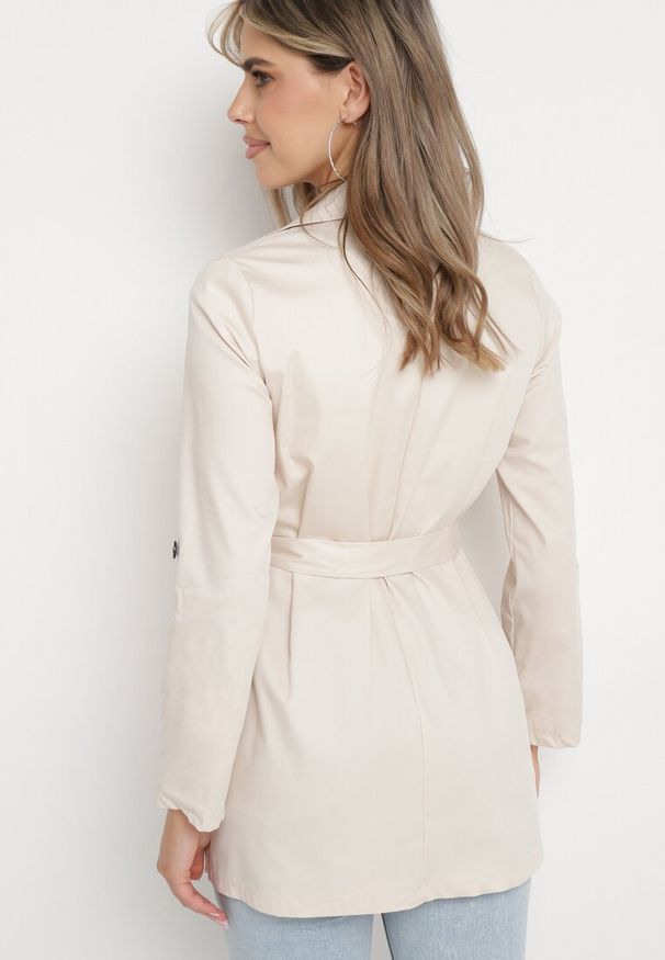 Born2be - Beżowy Płaszcz Dwurzędowy z Kieszeniami i Materiałowym Paskiem Piemona. Okazja: na co dzień, na spotkanie biznesowe. Kolor: beżowy. Materiał: materiał. Długość: do kolan. Styl: casual, biznesowy, elegancki