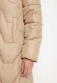 Born2be - Beżowa Pikowana Kurtka o Długim Kroju z Kapturem Kieszeniami i Odpinanym Futerkiem Liliraeth. Okazja: na spacer, na co dzień. Typ kołnierza: kaptur. Kolor: beżowy. Materiał: futro. Długość rękawa: długi rękaw. Długość: długie. Wzór: aplikacja. Styl: casual, elegancki #5