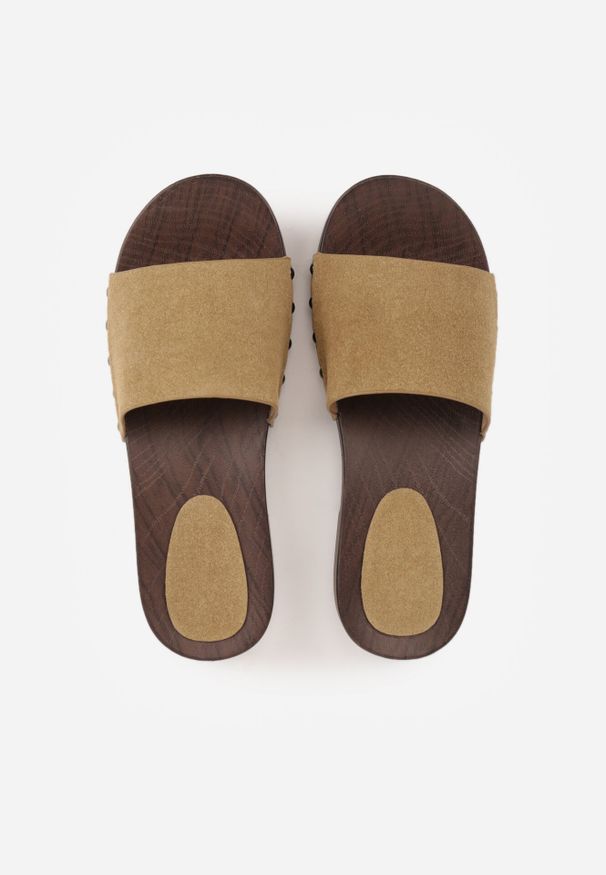 Born2be - Ciemnobeżowe Klapki Ozdobione Nitami Thronisei. Okazja: na co dzień. Kolor: beżowy. Materiał: jeans. Wzór: aplikacja. Styl: casual, klasyczny