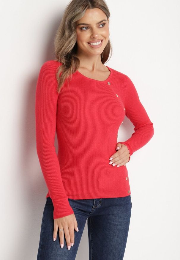 Born2be - Czerwony Sweter Ozdobiony Metalowymi Napami Corettina. Okazja: na co dzień. Kolor: czerwony. Materiał: jeans. Wzór: aplikacja. Styl: wizytowy, casual