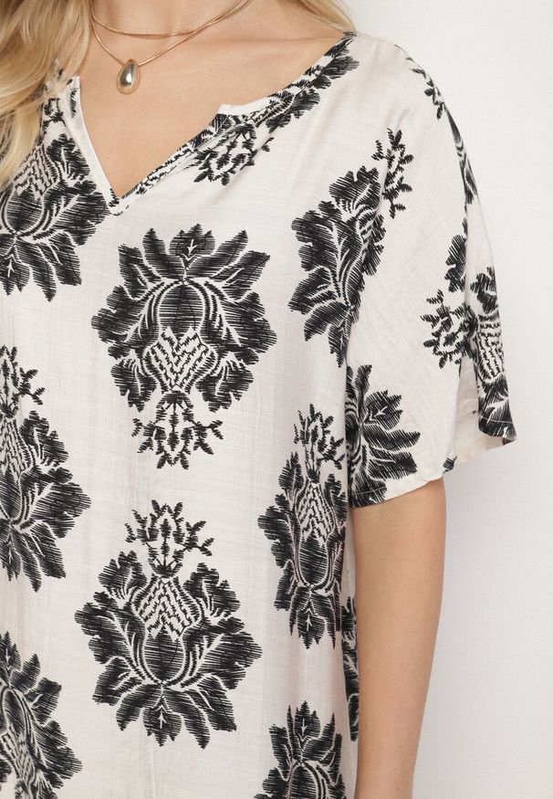 Born2be - Czarna Pudełkowa Sukienka z Wiskozy Ozdobiona Geometrycznym Wzorem Emilavie. Okazja: na co dzień. Typ kołnierza: dekolt w kształcie V. Kolor: czarny. Materiał: wiskoza. Wzór: geometria, aplikacja. Typ sukienki: proste. Styl: elegancki, casual, klasyczny