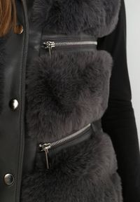 Born2be - Ciemnoszara Kamizelka Futrzana Irelaia. Kolor: szary. Materiał: futro #5