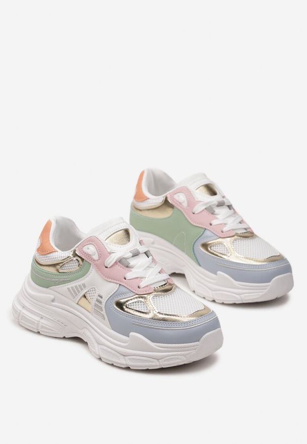 Born2be - Biało-Niebieskie Sneakersy z Modnymi Wstawkami i Tłoczoną Podeszwą Tayris. Kolor: biały