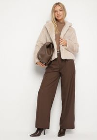 Born2be - Beżowa Krótka Kurtka Futerko z Kołnierzem w Eleganckim Stylu Giriselle. Okazja: na co dzień. Kolor: beżowy. Materiał: futro. Długość: krótkie. Sezon: zima. Styl: elegancki #6