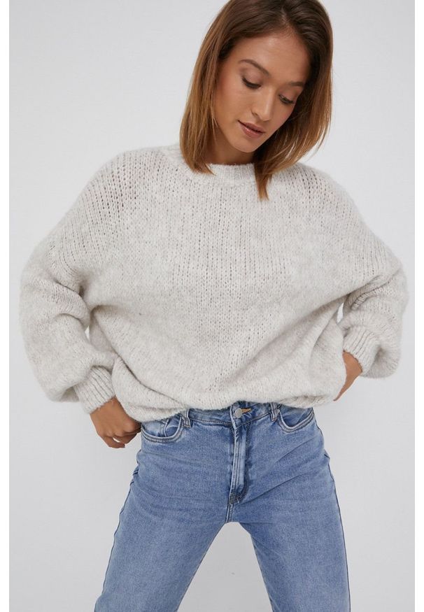 Answear Lab Sweter z domieszką wełny damski kolor kremowy ciepły. Okazja: na co dzień. Kolor: beżowy. Materiał: wełna. Długość rękawa: długi rękaw. Długość: długie. Styl: wakacyjny