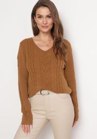 Born2be - Brązowy Sweter z Ozdobnym Splotem i Trójkątnym Dekoltem Barbisae. Kolor: brązowy. Materiał: dzianina. Długość rękawa: długi rękaw. Długość: długie. Wzór: ze splotem