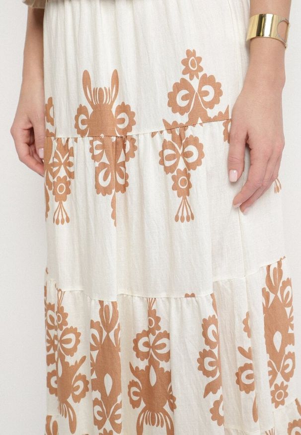 Born2be - Kremowo-Beżowa Spódnica z Wiskozą Rozkloszowana w Azteckie Wzory Ramirna. Okazja: na co dzień. Kolor: beżowy. Materiał: wiskoza. Styl: elegancki, casual, klasyczny